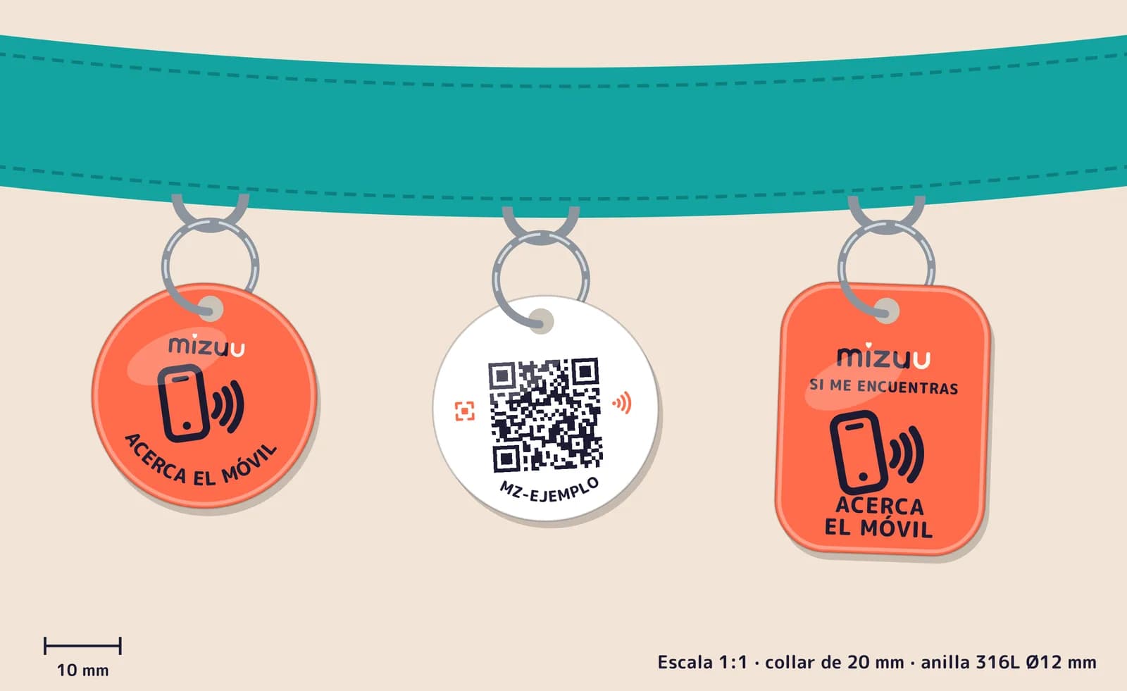 Placa Mizuu colgada de un collar: cara coral «Acerca el móvil», cara blanca con el QR y el código MZ-, y la ficha de 28×36 mm